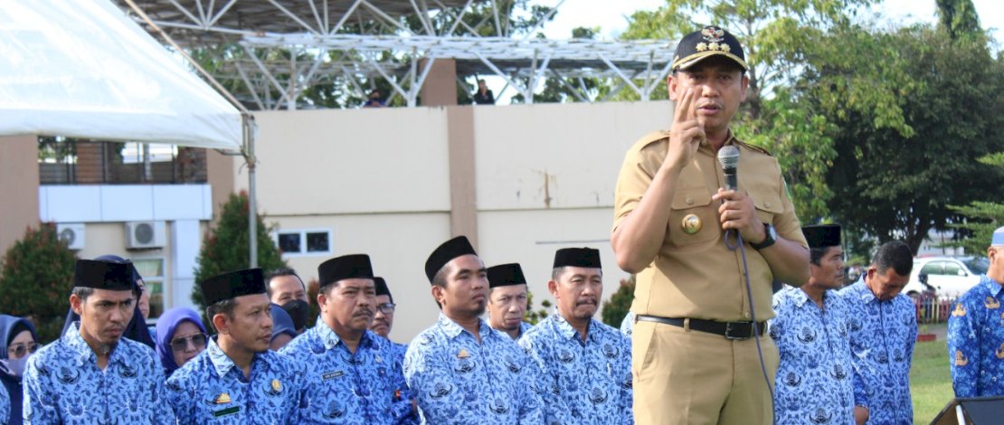 Bupati Takalar, Syamsari Kitta, memberikan arahan di depan ribuan guru yang hadir dalam Apel Akbar Perdana Menyambut Tahun Ajaran Baru 2022/2023, di Lapangan H Makkatang Daeng Sibali, Senin, 18 Juli 2022.