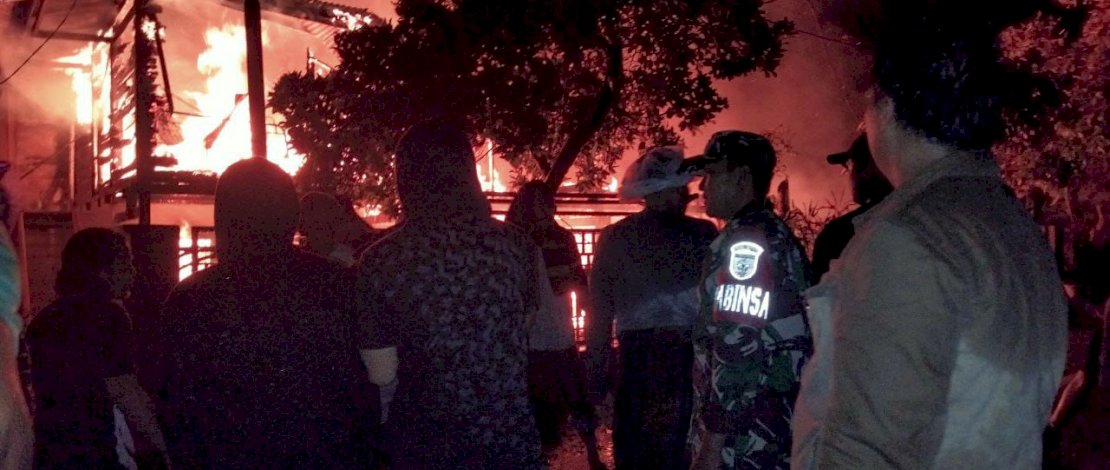 2 Rumah Panggung Terbakar di Enrekang, BPBD Sulsel Tanggap Cepat Salurkan Buffer Stock 