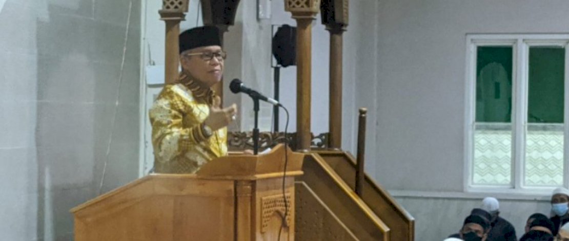 Salat Tarawih di Masjid At-Tauhid, Taufan Pawe Sedekahi Imam dan Pegawai Syara'