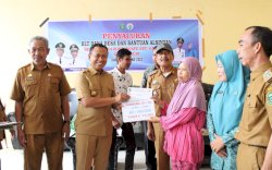 Serahkan Bantuan di Desa Kalenna Bontomangape, Bupati Takalar harap masyarakat lebih produktif