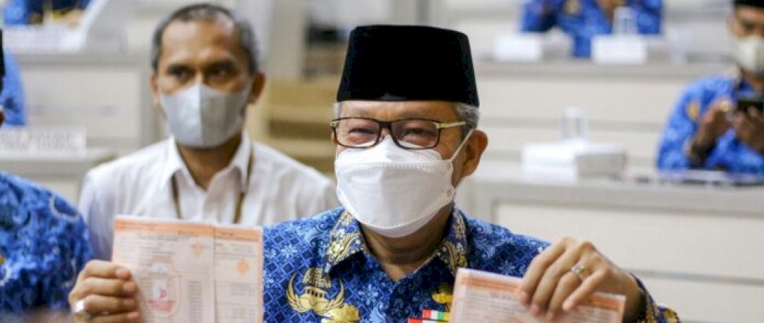 Wali Kota Parepare HM Taufan Pawe menunjukkan keteladanan dengan melakukan pembayaran perdana Pajak Bumi Bangunan (PBB) tahun 2022.