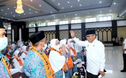 Taufan Pawe Antar CJH Parepare ke Asrama Haji Makassar