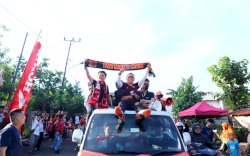 Wali Kota Parepare, Taufan Pawe Diarak Ribuan Suporter PSM Menuju Stadion GBH