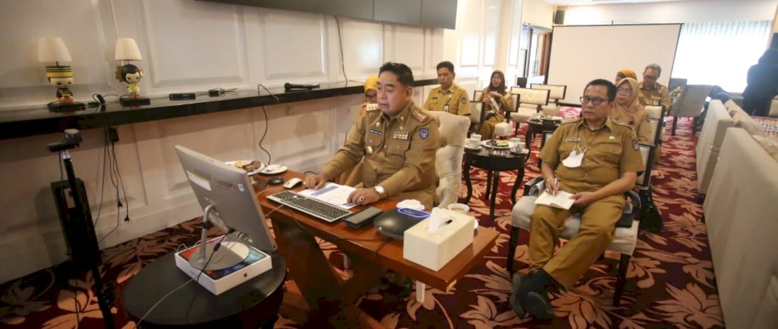 Plh Gubernur Sulsel, Abdul Hayat Gani, menggelar rapat koordinasi soal penanganan virus PMK bersama daerah terjangkit, secara virtual, Selasa, 19 Juli 2022.