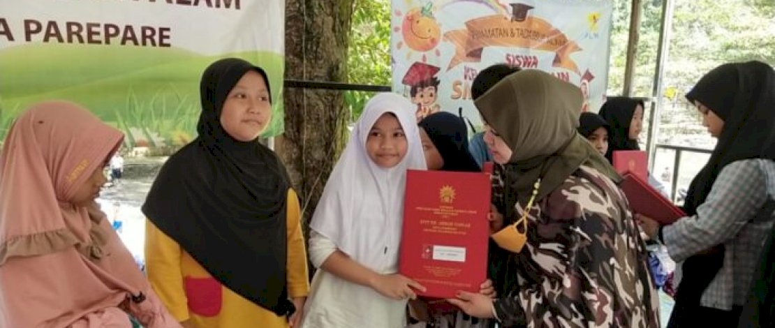 Erna Rasyid Taufan Ajarkan Anak SDIT KH Ahmad Dahlan Pentingnya Bersyukur Pada Momentum Penerimaan Rapor