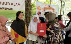 Erna Rasyid Taufan Ajarkan Anak SDIT KH Ahmad Dahlan Pentingnya Bersyukur Pada Momentum Penerimaan Rapor