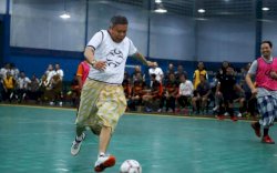 Semarakkan Kapolres Cup, Taufan Pawe Bersama Forkopimda Main Futsal Pake Sarung