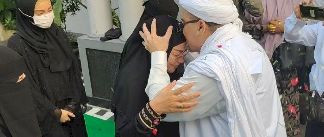 Rizieq Shihab disambut keluarga saat pulang ke Petamburan. (Foto:Int) Rizieq Shihab disambut keluarga saat pulang ke Petamburan. (Foto:Int)