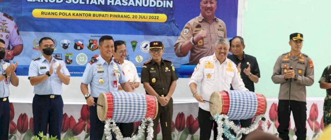 Komandan Landasan Udara (Danlanud) Hasanuddin Marsekal Pertama TNI David Yohan Tamboto SSos membuka secara langsung gelaran Fesitval Dirgantara Bumi Lasinrang Tahun 2022, di Ruang Pola Kantor Bupati Pinrang, Rabu, 20 Juli 2022.