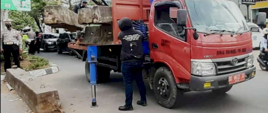 Dua bukaan jalan yang selama ini ditutup dan disebut-sebut sebagai pemicu kemacetan, akhirnya dibongkar, kemarin, Selasa, 19 Juli 2022. 