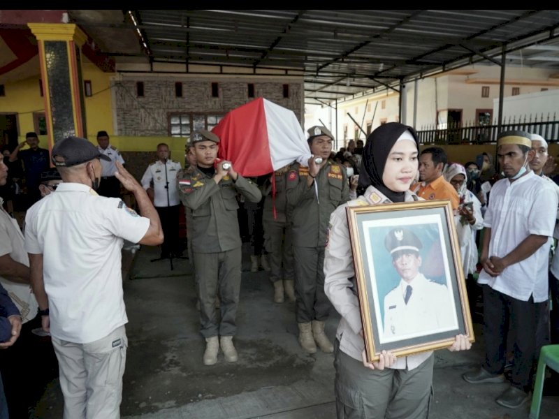 Lepas Jenazah Ansar Pandaka, Bupati Luwu: Kita Kehilangan Sosok Bertanggungjawab