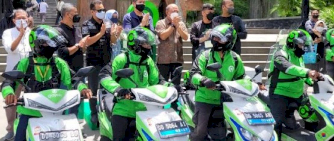 Gojek-Santomo Uji Coba Motor Listrik di Makassar, Pemkot Apresiasi