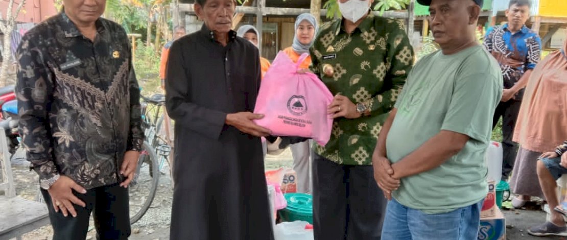 Bupati Wajo, Amran Mahmud, menyerahkan bantuan logistik buffer stock Badan Penanggulangan Bencana Daerah (BPBD) Sulsel kepada korban kebakaran yang terjadi di Jalan Merpati, Kelurahan Maddukelleng, Kecamatan Tempe, Kamis, 21 Juli 2022.