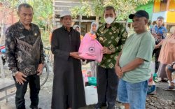 Dua Rumah Terbakar di Wajo, Bupati Amran Mahmud Serahkan Buffer Stock BPBD Sulsel