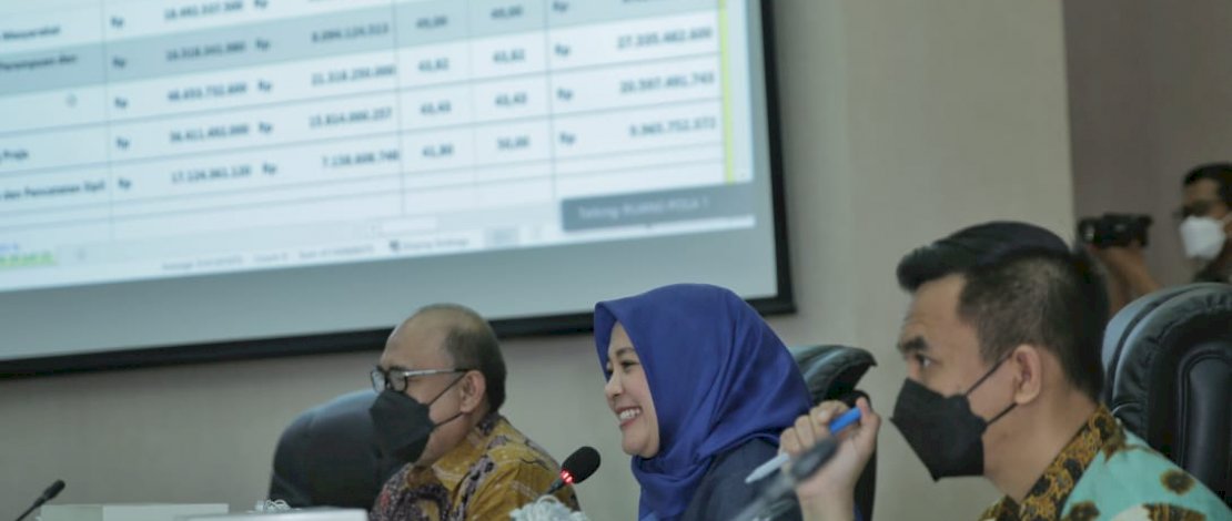 Fatmawati Rusdi pada Rapat Monitoring Evaluasi APBD dan Realisasi PAD Triwulan ll Tahun 2022, di Ruang Sipakatau Balai Kota, Kamis, 21 Juli 2022.