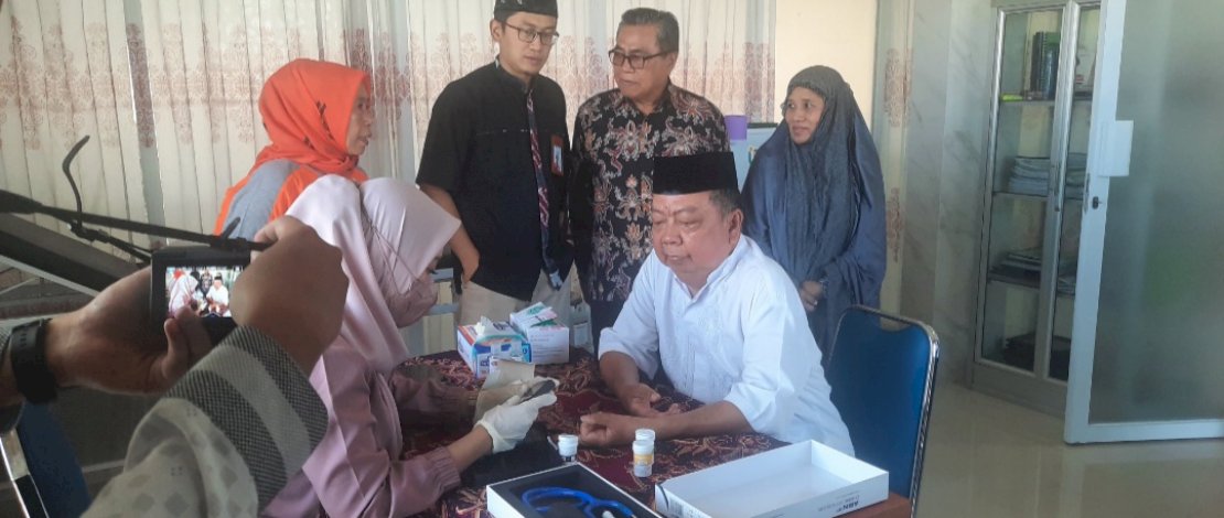 Warga memeriksa gula darah di Serambi Sehat Masjid, yang berada di Lantai 2 Masjid Darul Muttaqin Minasa Upa Makassar. Warga memeriksa gula darah di Serambi Sehat Masjid, yang berada di Lantai 2 Masjid Darul Muttaqin Minasa Upa Makassar.
