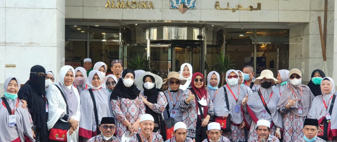 Para jemaah haji Ananda Nurul Haromain telah berada di Madinah untuk melaksanakan Ibadah Arbain. Mereka juga melakukan ziarah di sekitar Masjid Nabawi. Para jemaah haji Ananda Nurul Haromain telah berada di Madinah untuk melaksanakan Ibadah Arbain. Mereka juga melakukan ziarah di sekitar Masjid Nabawi.