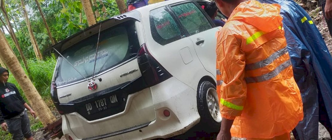 Longsor terjadi di Kecamatan Bontocani, mengakibatkan akses jalan menuju ke sembilan desa dan satu kelurahan tertutup material longsor.