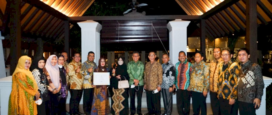Wali Kota Parepare, Taufan Pawe, saat menerima penghargaan di Hotel Novotel Bogor Golf Resort and Convention Center, Bogor, Jawa Barat, Jumat, 22 Juli 2022.