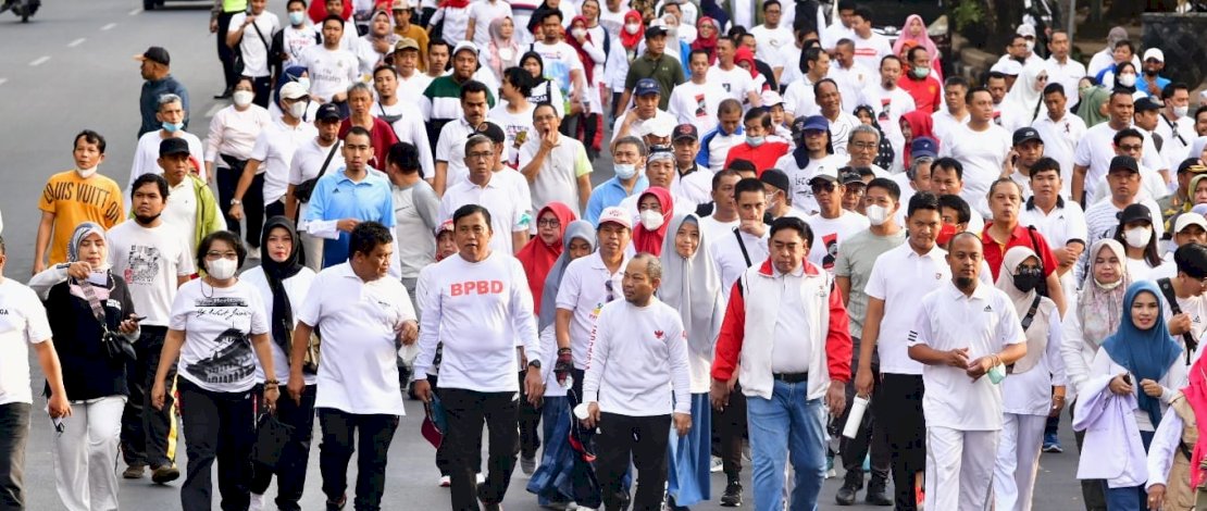 Gubernur Sulsel, Andi Sudirman Sulaiman, ikut berjalan kaki pada Sulsel Anti Mager (Malas Gerak) di lingkup Pemprov Sulsel, Sabtu, 23 Juli 2022.