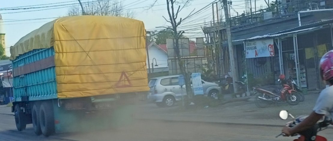 Akses jalan poros Topoka, Kota Belopa, dalam kondisi berdebu sehingga dikeluhkan warga sekitar. Akses jalan poros Topoka, Kota Belopa, dalam kondisi berdebu sehingga dikeluhkan warga sekitar.