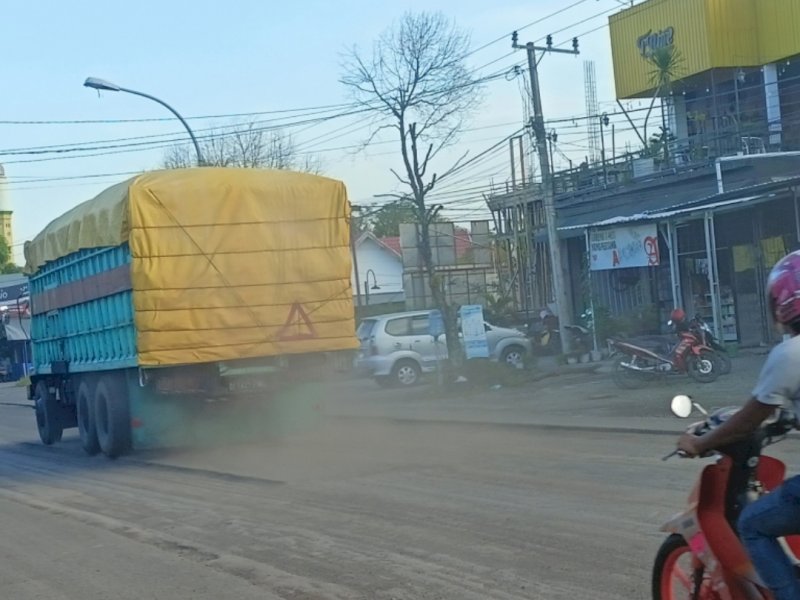 Belum Diaspal, Warga Keluhkan Debu Jalan Poros Topoka