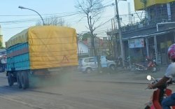 Belum Diaspal, Warga Keluhkan Debu Jalan Poros Topoka