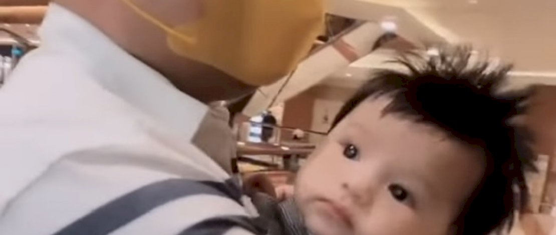 Potret Raul Lemos saat menggendong Ameena.