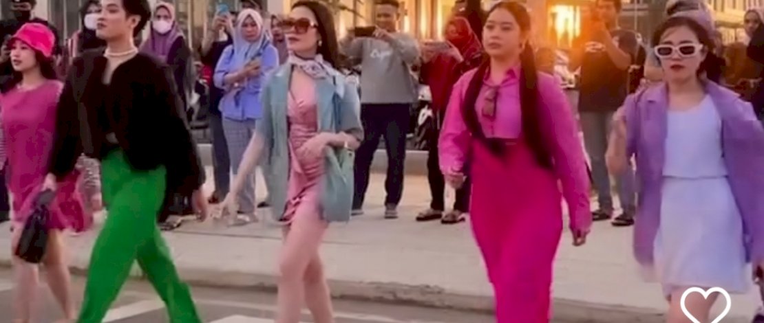 Demam Citayam Fashion Week Menular Ke Makassar, Selebgram Ubah Zebra Cross CPI Jadi Catwalk Demam Citayam Fashion Week Menular Ke Makassar, Selebgram Ubah Zebra Cross CPI Jadi Catwalk
