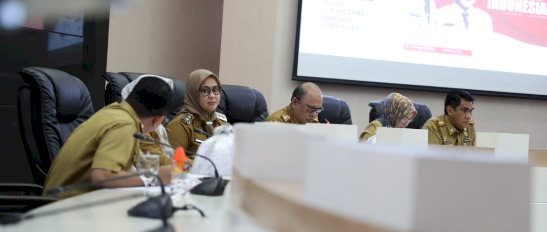 Rapat koordinasi yang dipimpin Wakil Wali Kota Makassar, Fatmawati Rusdi bersama seluruh OPD, Camat dan Lurah, di Ruang Sipakatau, Balai Kota Makassar, Selasa, 26 Juli 2022.
