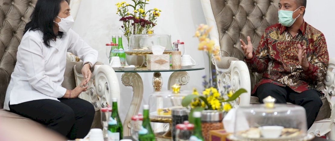 Gubernur Sulsel Andi Sudirman Sulaiman didampingi Ketua TP PKK Sulsel, Naoemi Octarina, menyambut kedatangan Menteri Pemberdayaan Perempuan dan Perlindungan Anak (KPPPA), I Gusti Ayu Bintang Darmawati, yang sedang melakukan kunjungan kerja, di Rumah Jabatan, Senin malam, 25 Juli 2022.
