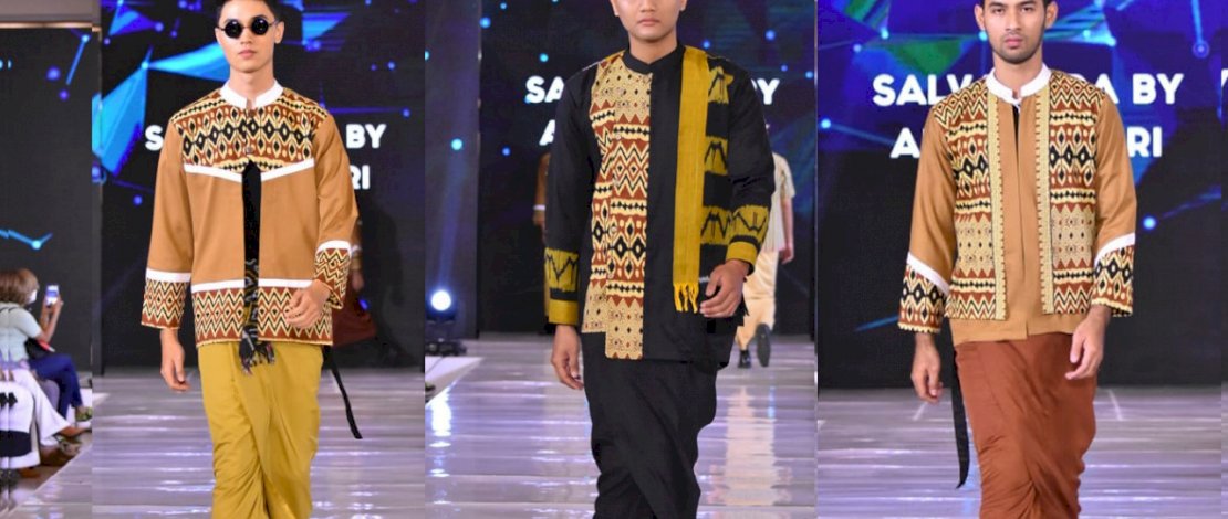 Tiga model profesional mengenakan Batik Rongkong pada event Surabaya Fashion Festive (SFF) 2022, yang diselenggarakan di Atrium Utama Grand City Mall Surabaya, Jawa Timur, 22 &ndash; 24 Juli 2022.