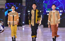 Keren, Batik Rongkong Hipnotis Penonton Surabaya Fashion Festive