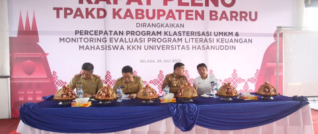 Sekertaris Daerah (Sekda) Provinsi Sulsel, Abdul Hayat Gani, membuka Rapat Pleno Tim Percepatan Akses Keuangan Daerah (TPAKD) Kabupaten Barru, di Baruga Sayang Colliq Pujie, Desa Pancana, Kecamatan Tanete Rilau, Kabupaten Barru, Selasa, 26 Juli 2022.