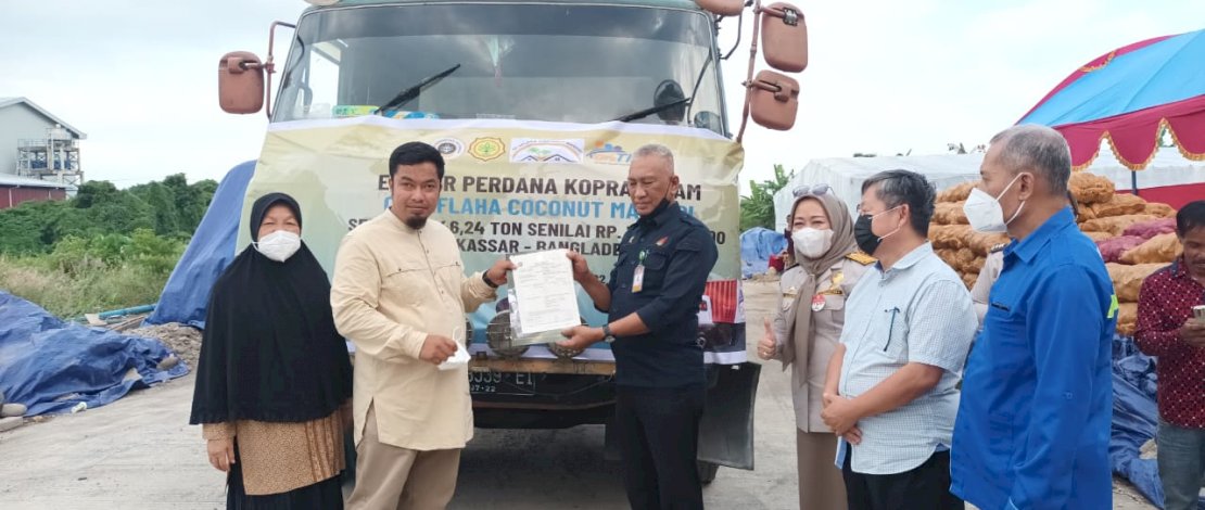 Kepala Balai Karantina Pertanian Makassar, Lutfie Nasir, melepas ekspor kopra hitam tersebut milik CV Aflaha Coconut Mandiri di Kompleks Pergudangan 88, Makassar, Selasa, 26 Juli 2022. 