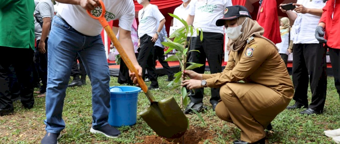 Wakil Wali Kota Makassar, Fatmawati Rusdi, menanam pohon di Unhas, Selasa, 26 Juli 2022.