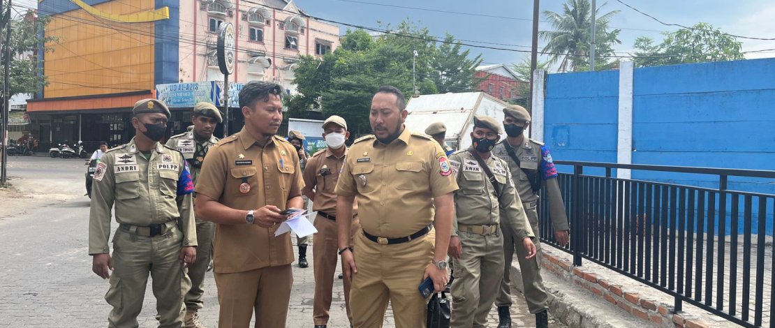 Camat Panakkukang, Andi Pangerang Nur Akbar, didampingi Lurah Paropo Achiruddin Achmad, meninjau lokasi Fasilitas Umum (Fasum) milik Pemerintah Kota Makassar yang dipagari oleh oknum, tepatnya di Jalan Toddopuli Raya Timur, Selasa, 26 Juli 2022.