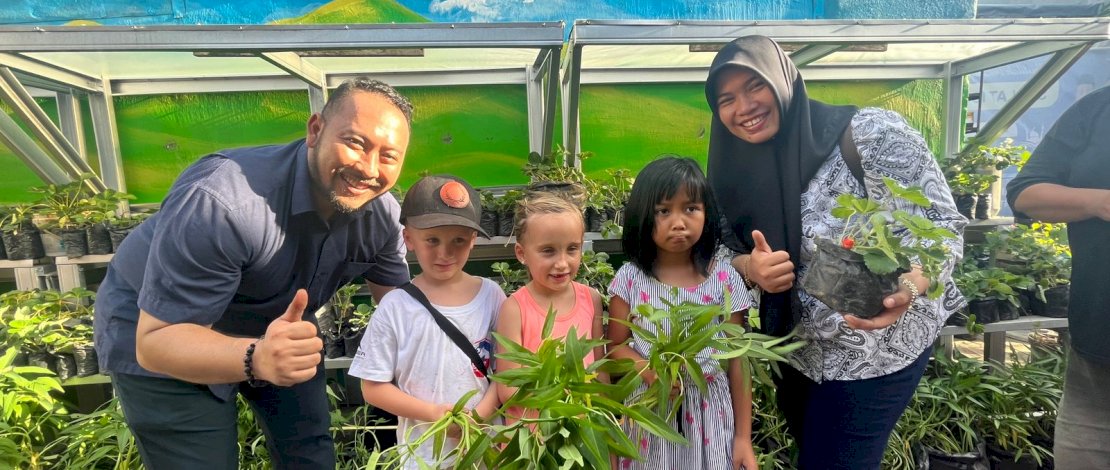 Camat Panakkukang Andi Pangerang Nur Akbar, didampingi Lurah Pandang Nurul Oktavia, menerima kunjungan turis asing dari Amerika Serikat, akhir pekan lalu.