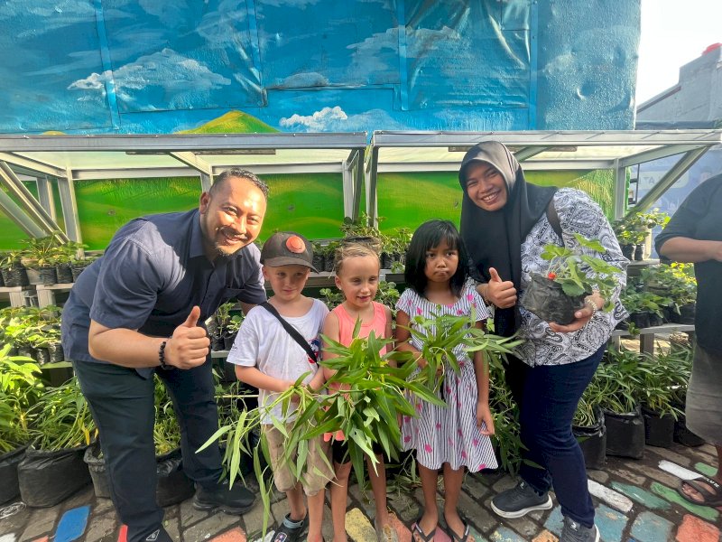 Turis Amerika Serikat Kunjungi Lorong Wisata D-Kelor Kelurahan Pandang