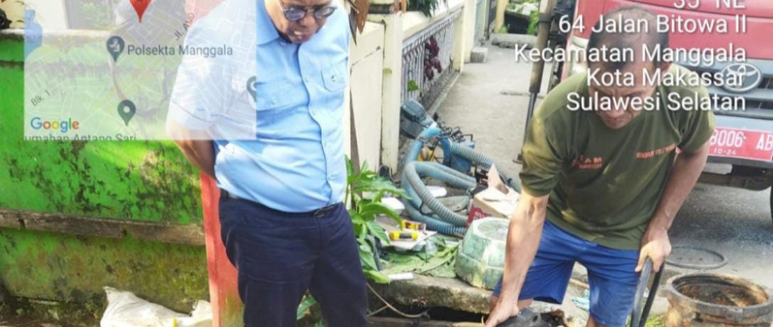 Direktur Teknik PDAM Makassar, Asdar Ali, memantau langsung pelaksanaan pekerjaan kebocoran Jalur Pipa Air Baku Utama di Jalan Nipa-Nipa Antang, Selasa 26 Juli 2022. 