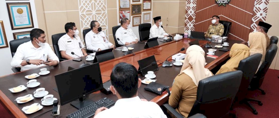 Kepala Kemenag Sulsel Khaeroni, saat bertemu Bupati Gowa Adnan Purichta Ichsan YL, Selasa, 26 Juli 2022.
Kepala Kemenag Sulsel Khaeroni, saat bertemu Bupati Gowa Adnan Purichta Ichsan YL, Selasa, 26 Juli 2022.