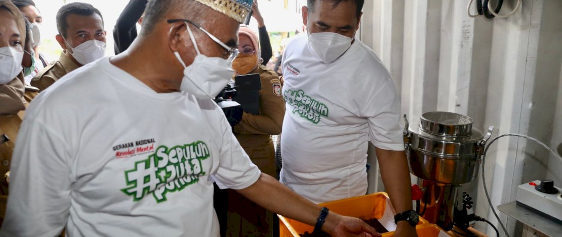 Menko PMK Muhadjir Effendy saat meninjau pengelolaan sampah organik dengan BSF Maggot di Bank Sampah Pusat (BSP) di Kelurahan Paccerakkang, Kecamatan Biringkanaya, Makassar, kemarin, Selasa, 26 Juli 2022.