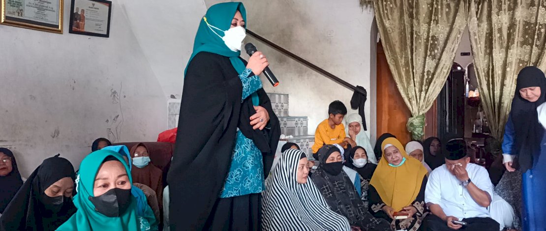 Ketua Tim Penggerak (TP) PKK Kota Parepare, Erna Rasyid Taufan, melayat ke rumah duka almarhum Drs Kiai Haji Shafatiarah MA, di Jalan Jenderal Sudirman, Parepare, Rabu, 27 Juli 2022.