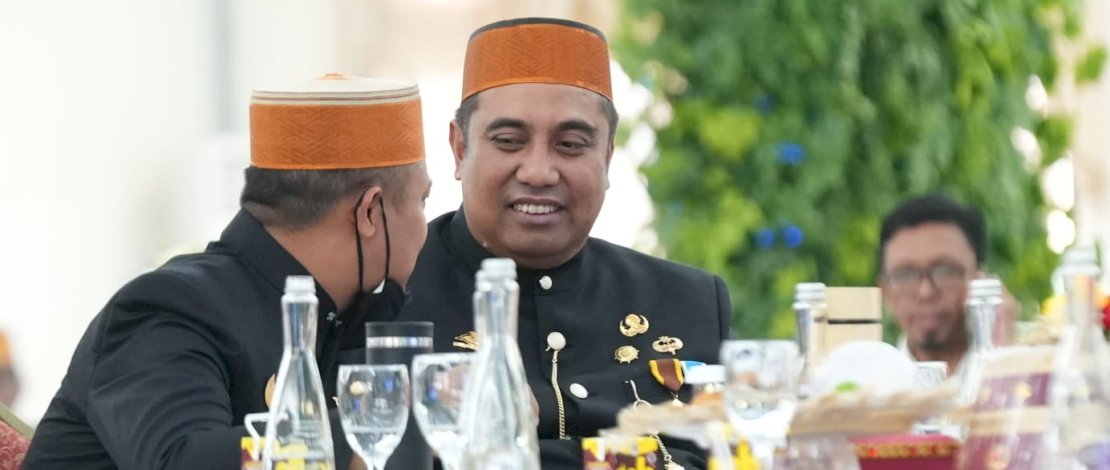 Bupati Maros Chaidir Syam sedang berbincang dengan Gubernur Sulsel, Andi Sudirman Sulaiman, pada peringatan Hari Jadi Kabupaten Maros, Rabu, 27 Juli 2022.