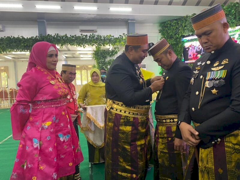 Andi Patarai Amir Terima Lencana Majelis Keturunan Tomanurung Maros