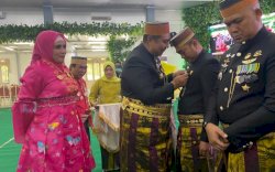 Andi Patarai Amir Terima Lencana Majelis Keturunan Tomanurung Maros