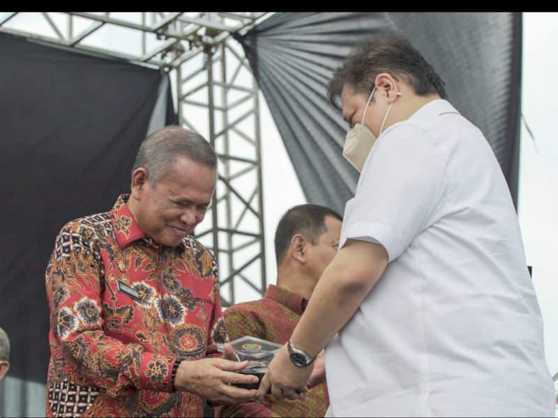 Bupati Luwu Terima Penghargaan Tokoh Penggerak Koperasi Madya