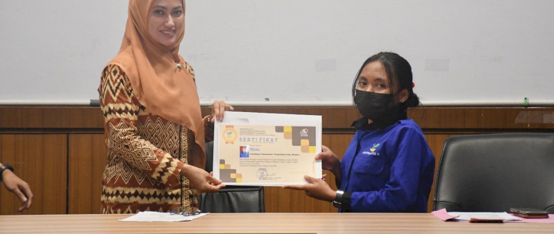 Bupati Luwu Utara, Indah Putri Indriani, menyerahkan sertifikat kepada penyandang disabilitas dan sebelas remaja bermasalah sosial setelah mengikuti sejumlah pelatihan di Balai Sentra Wirajaya Makassar. 