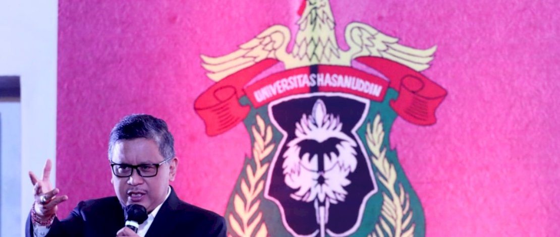 Sekjen PDIP Hasto Kristiyanto saat menjawab pertanyaan media di Kampus Universitas Hasanuddin, Makassar, Kamis (28/7/2022), usai jadi pembicara di kuliah umum tentang geopolitik Soekarno.