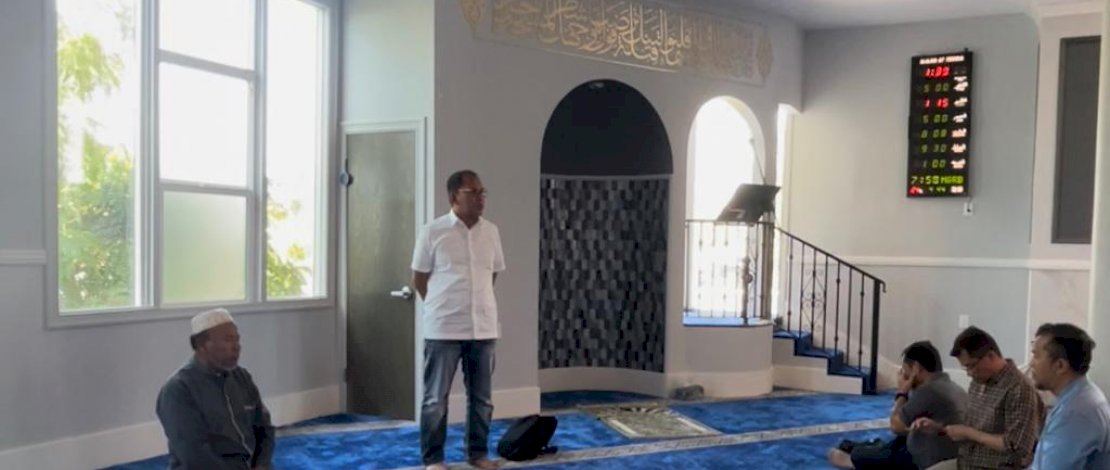 ali Kota Makassar, Moh Ramdhan "Danny" Pomanto, laksanakan salat Zuhur di Masjid At Thohir Los Angeles, yang berada di Jalan Kenmor Ave 1200, Los Angeles, Amerika Serikat, Kamis (27/07/2022).